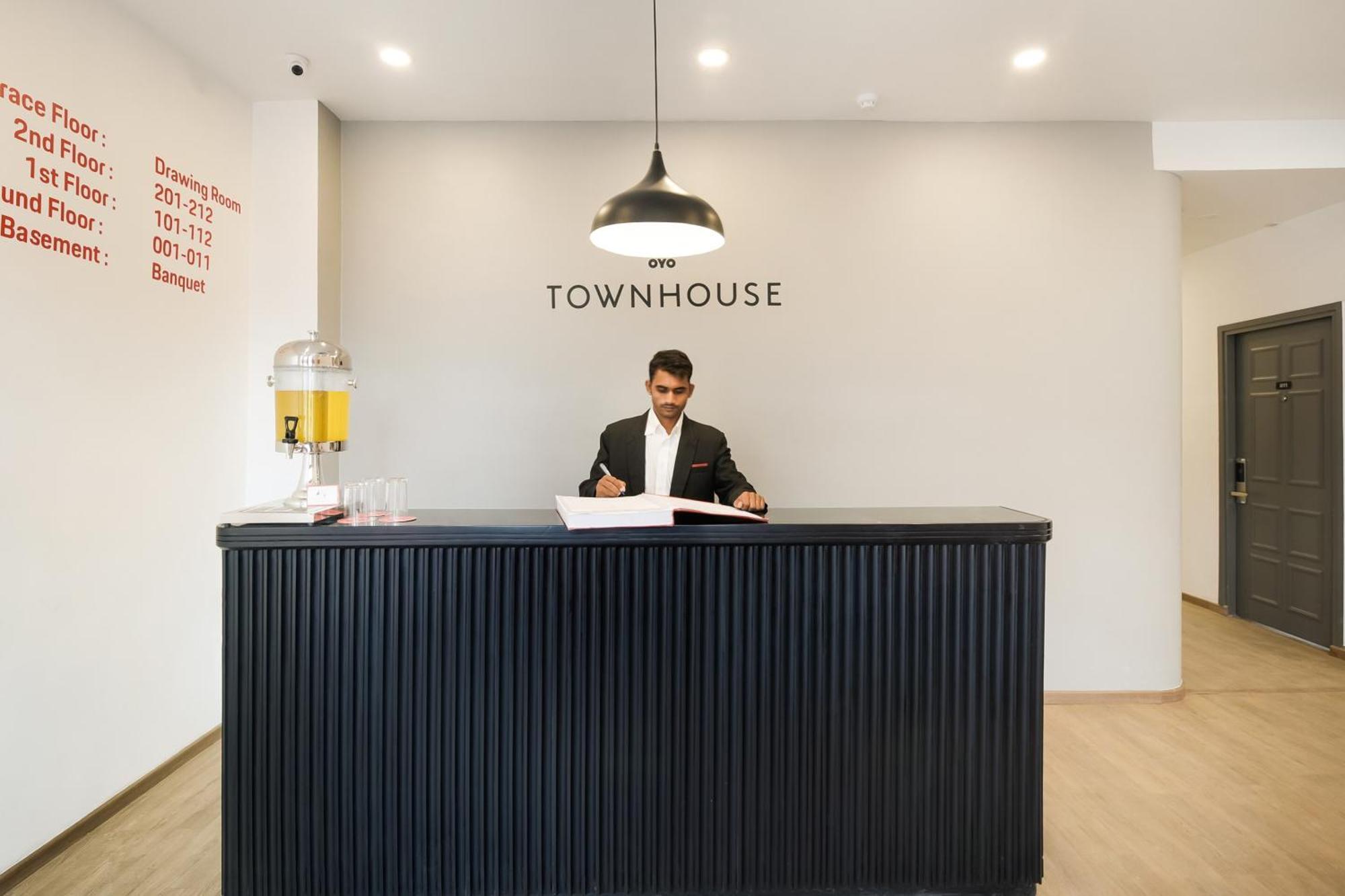 Hotel Townhouse The Awadh Airport Near Chaudhary Charan Singh International Airport Bijnaur Esterno foto